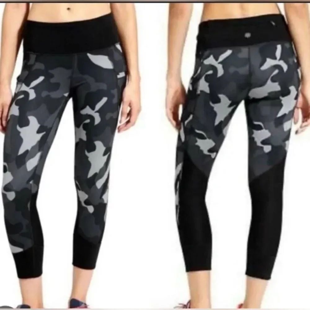 Athleta camo Relay Crop Capri leggings pants size S